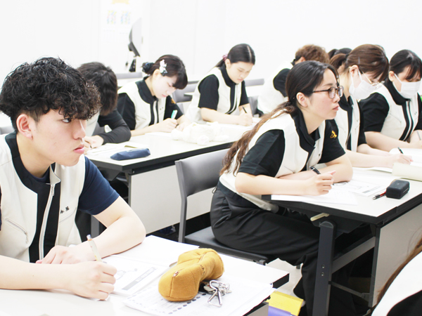 講義で基礎を学びます♪